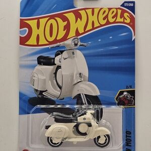 Hot Wheels Vespa 90 SS Super Sprint (1966) - HW Moto Series 2/5 #177/250 NEW